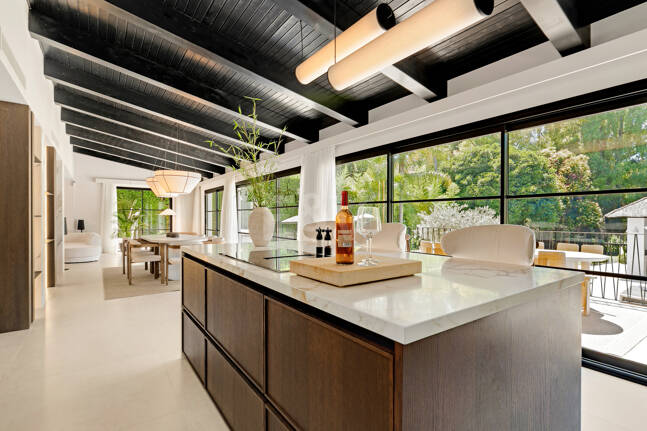 Fin lyx Villa med integritet, pool och smarta hemfunktioner