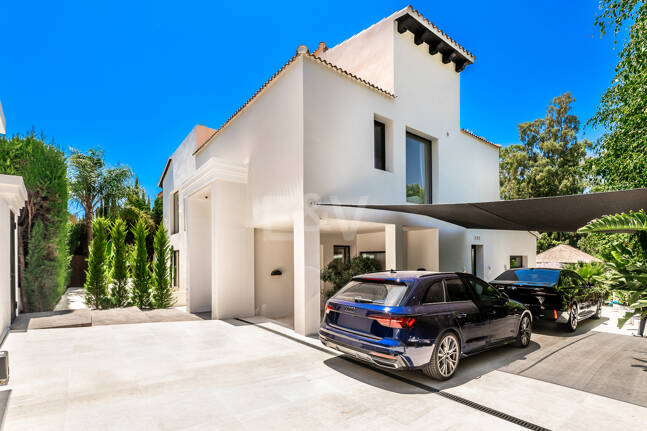 Fin lyx Villa med integritet, pool och smarta hemfunktioner