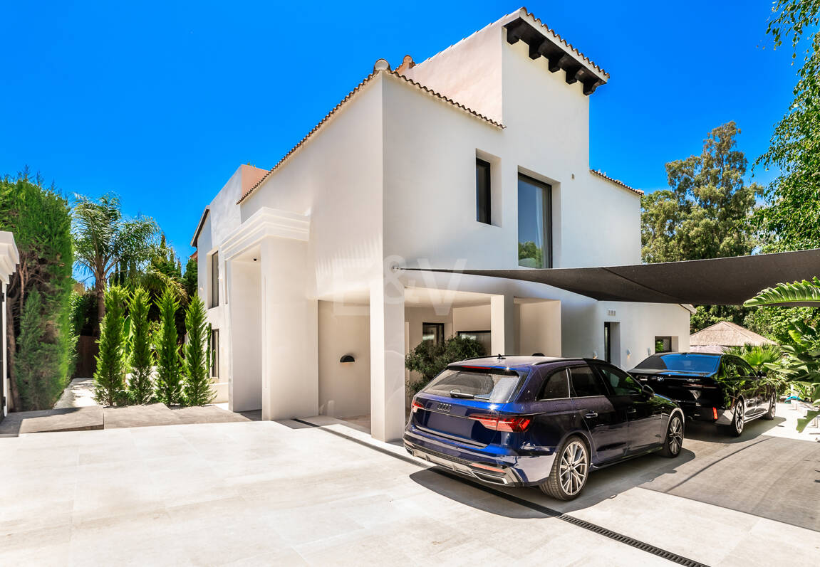 Fin lyx Villa med integritet, pool och smarta hemfunktioner