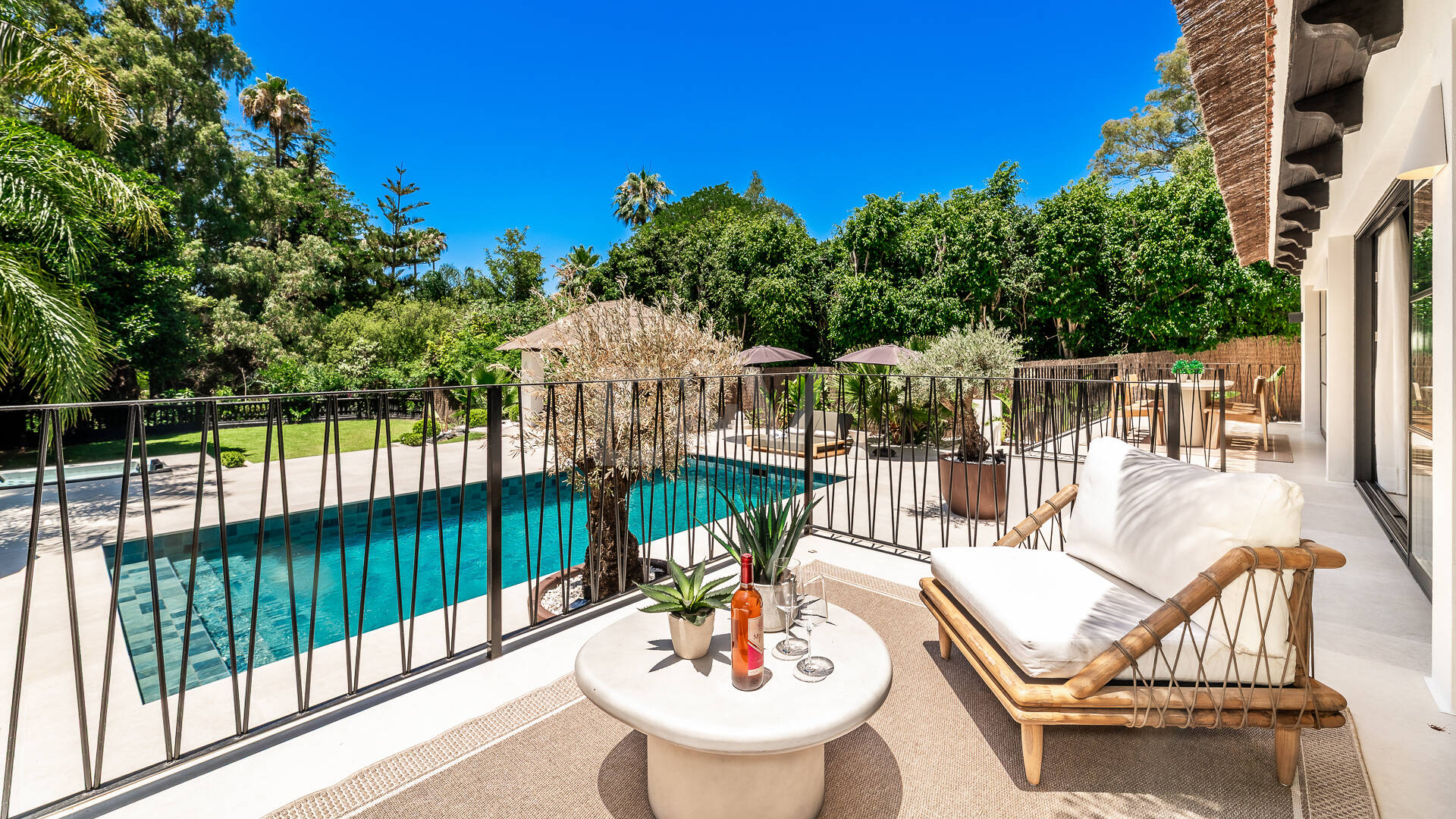 Fin lyx Villa med integritet, pool och smarta hemfunktioner