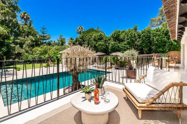 Fin lyx Villa med integritet, pool och smarta hemfunktioner