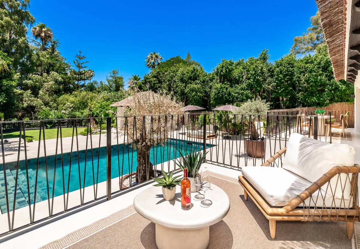 Fin lyx Villa med integritet, pool och smarta hemfunktioner