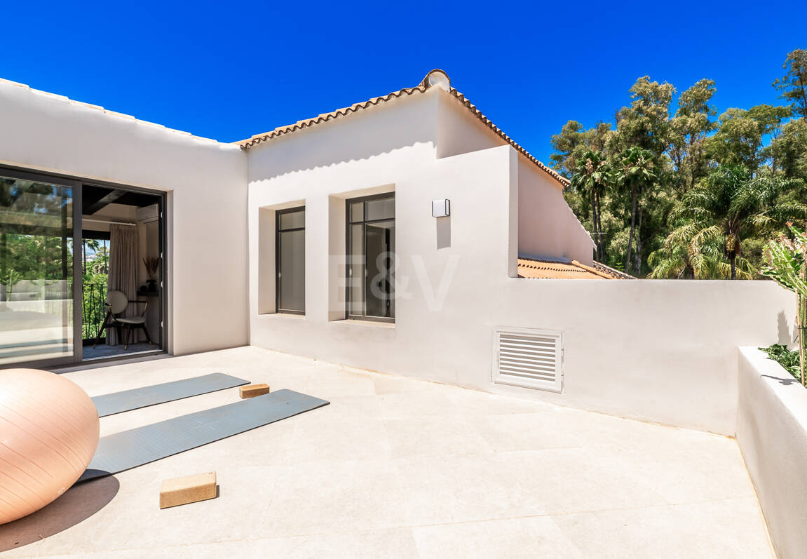 Fin lyx Villa med integritet, pool och smarta hemfunktioner