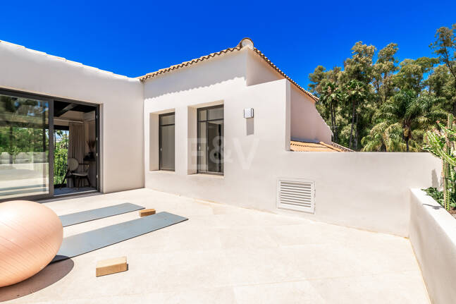 Fin lyx Villa med integritet, pool och smarta hemfunktioner