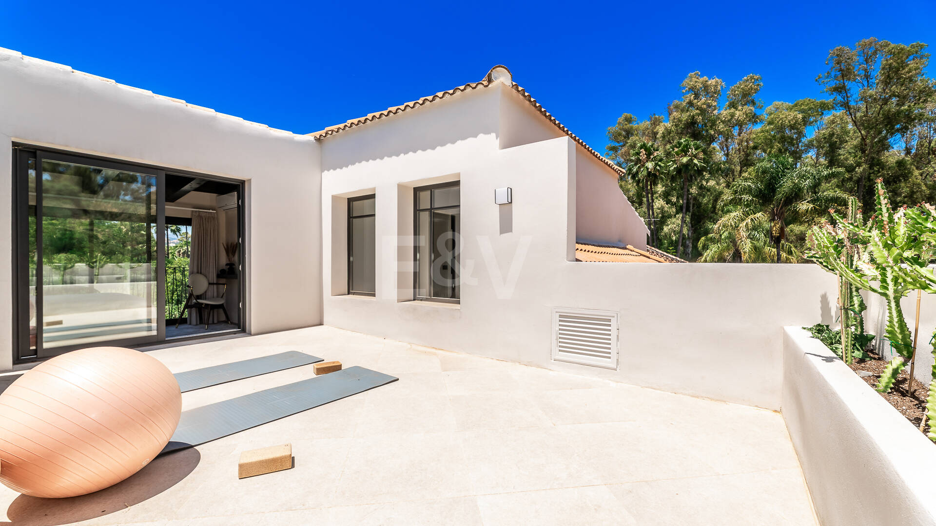 Fin lyx Villa med integritet, pool och smarta hemfunktioner