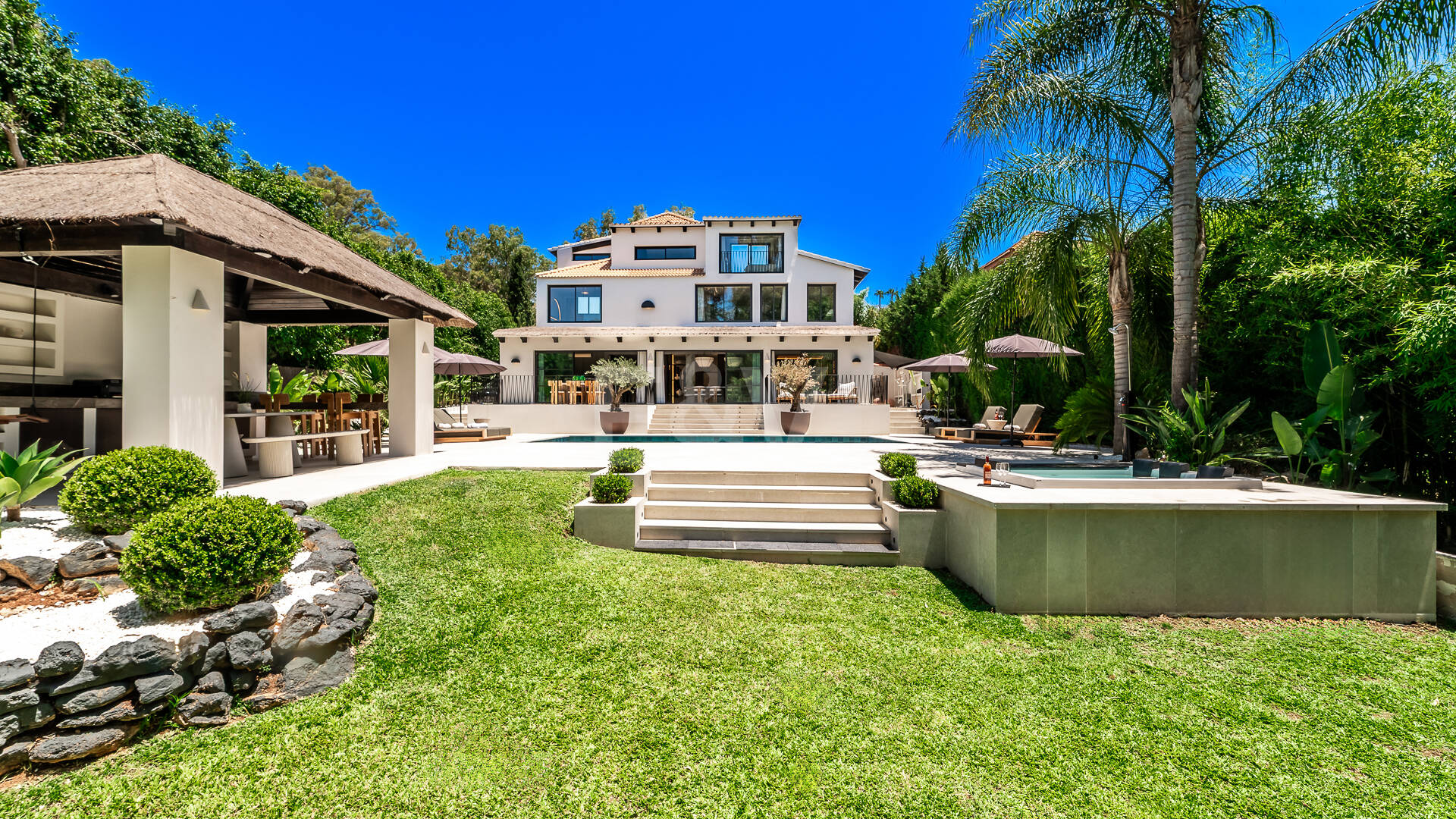 Luxusvilla mit Privatsphäre, Pool & Smart-Home-Ausstattung