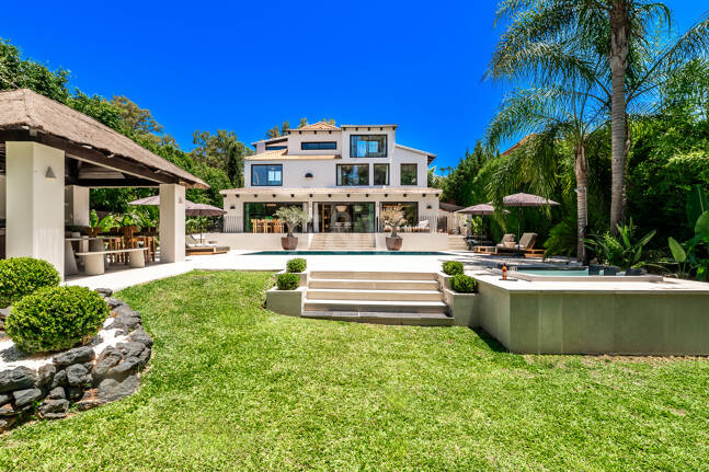 Fin lyx Villa med integritet, pool och smarta hemfunktioner