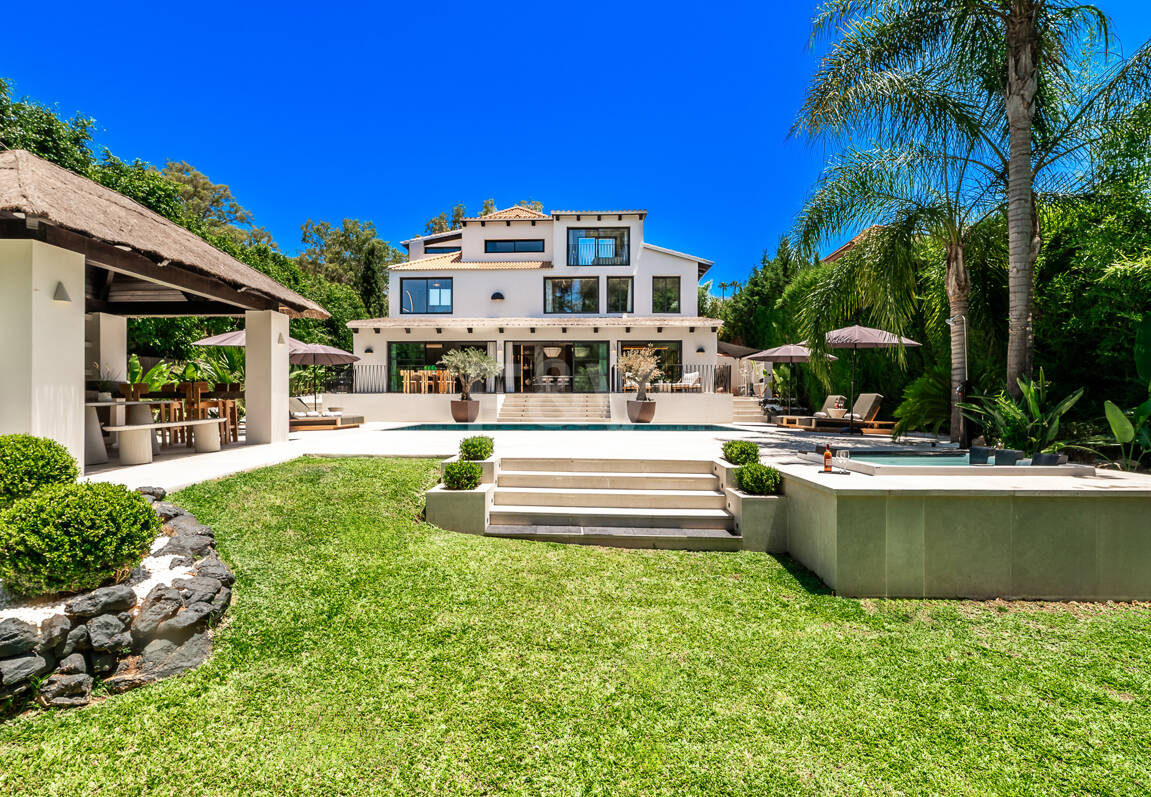 Fin lyx Villa med integritet, pool och smarta hemfunktioner