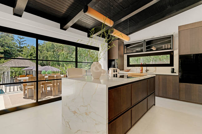 Fin lyx Villa med integritet, pool och smarta hemfunktioner