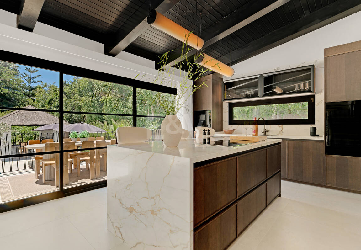 Fin lyx Villa med integritet, pool och smarta hemfunktioner