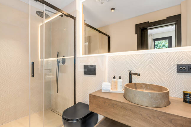 Fin lyx Villa med integritet, pool och smarta hemfunktioner