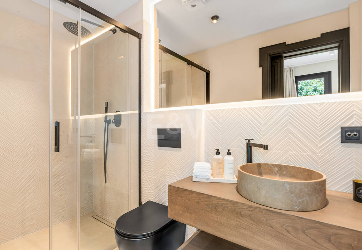 Fin lyx Villa med integritet, pool och smarta hemfunktioner