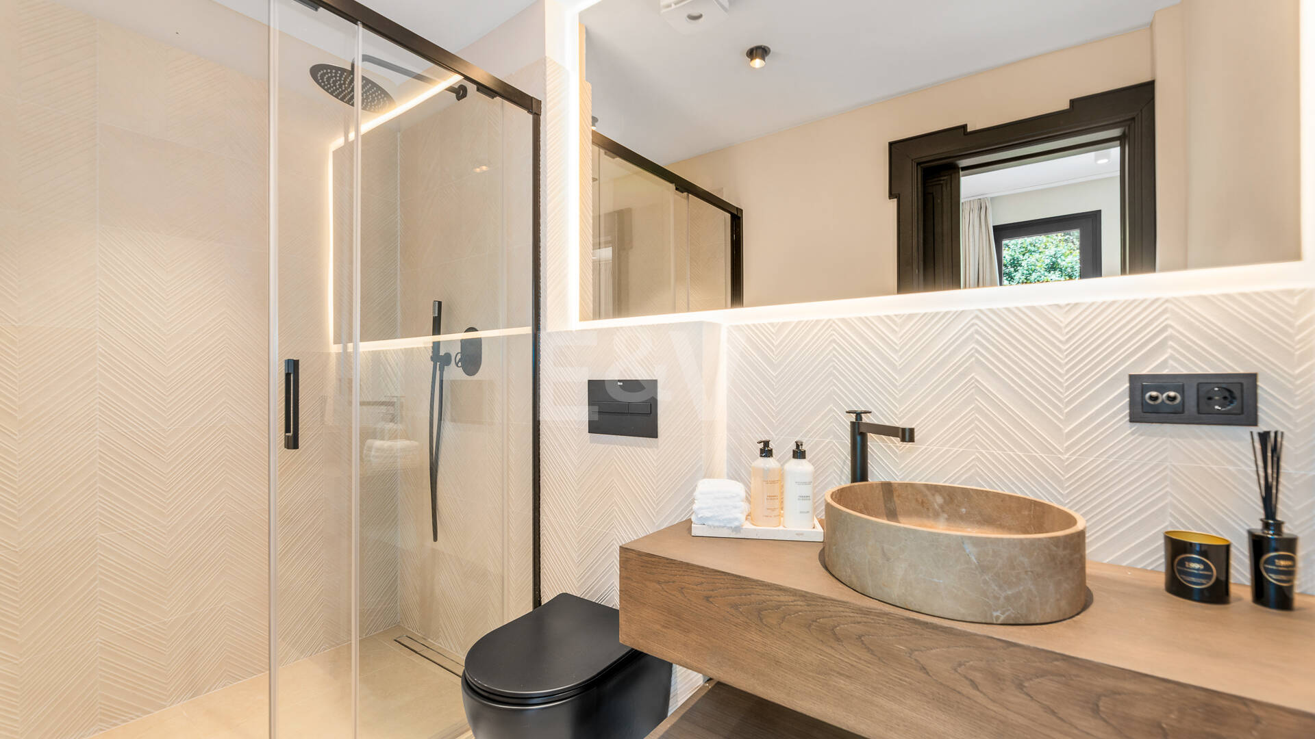 Luxusvilla mit Privatsphäre, Pool & Smart-Home-Ausstattung