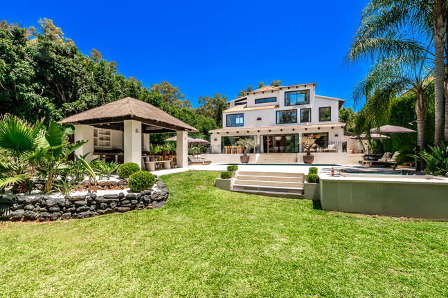 Fin lyx Villa med integritet, pool och smarta hemfunktioner