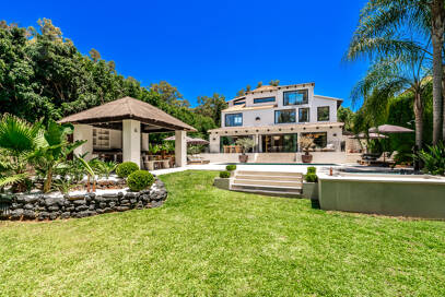 Fin lyx Villa med integritet, pool och smarta hemfunktioner