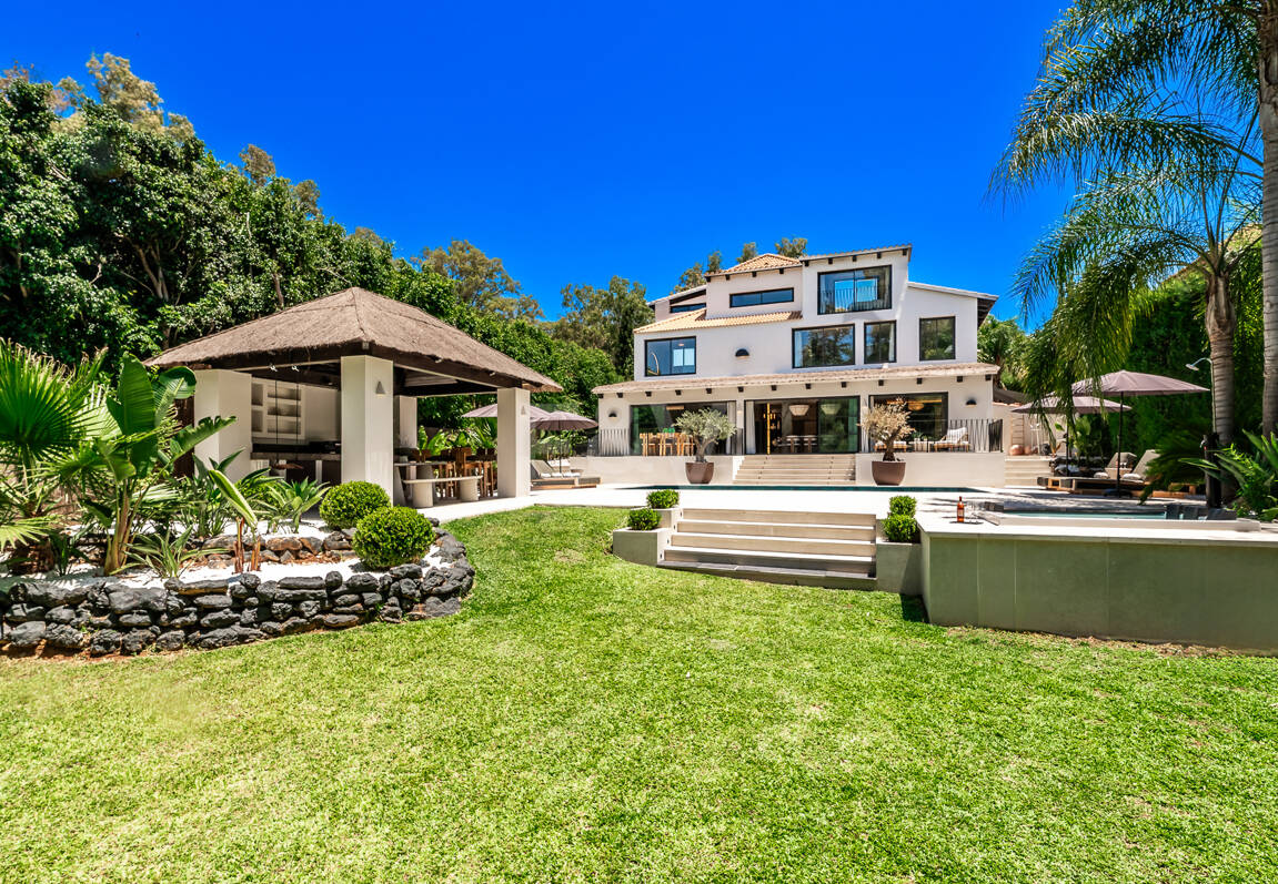 Fin lyx Villa med integritet, pool och smarta hemfunktioner