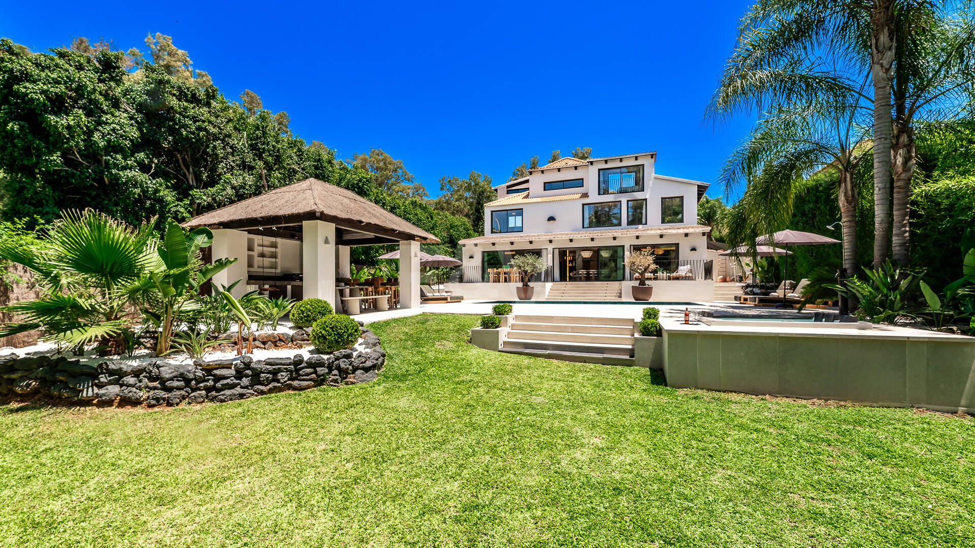 Luxusvilla mit Privatsphäre, Pool & Smart-Home-Ausstattung