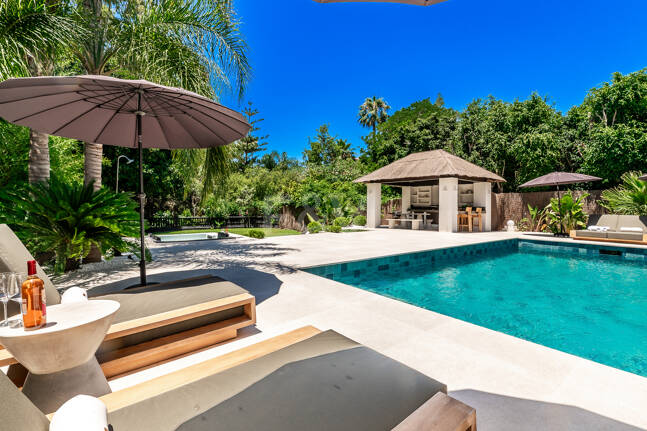 Fin lyx Villa med integritet, pool och smarta hemfunktioner