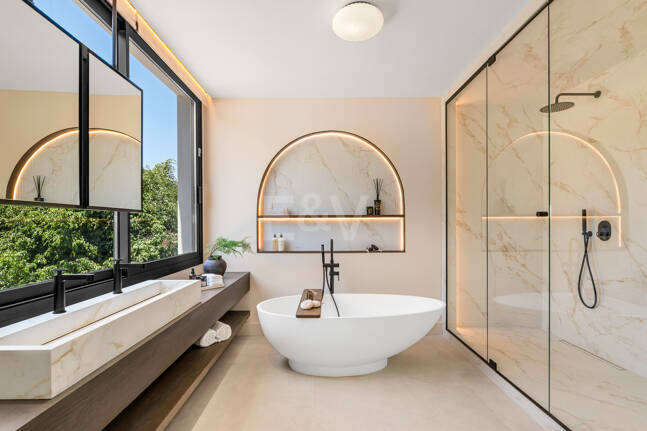 Fin lyx Villa med integritet, pool och smarta hemfunktioner