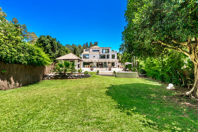 Fin lyx Villa med integritet, pool och smarta hemfunktioner