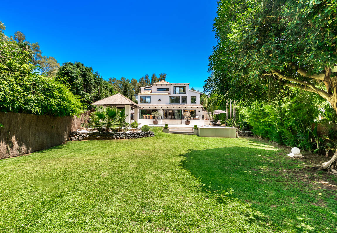 Fin lyx Villa med integritet, pool och smarta hemfunktioner