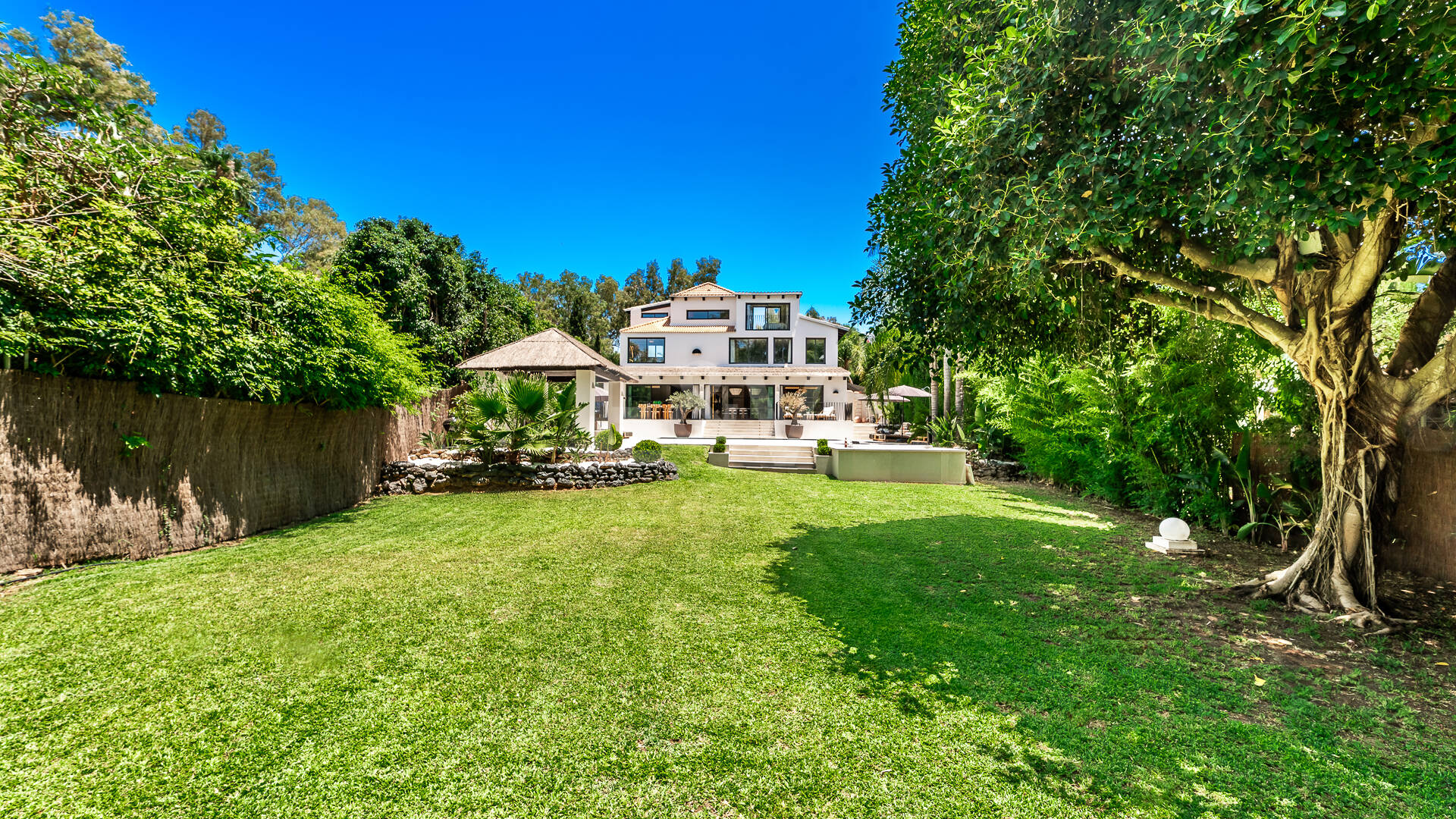 Luxusvilla mit Privatsphäre, Pool & Smart-Home-Ausstattung