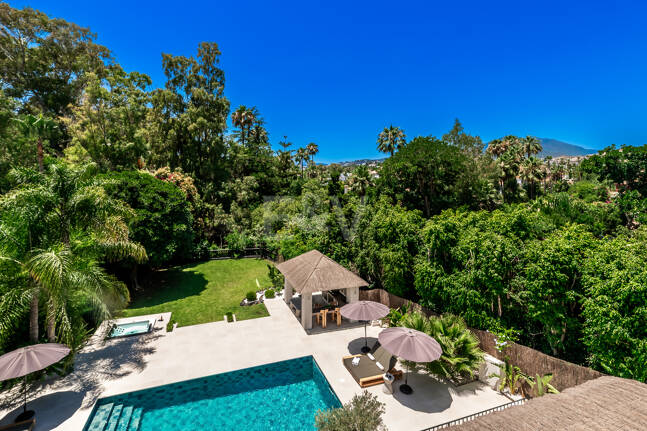 Fin lyx Villa med integritet, pool och smarta hemfunktioner