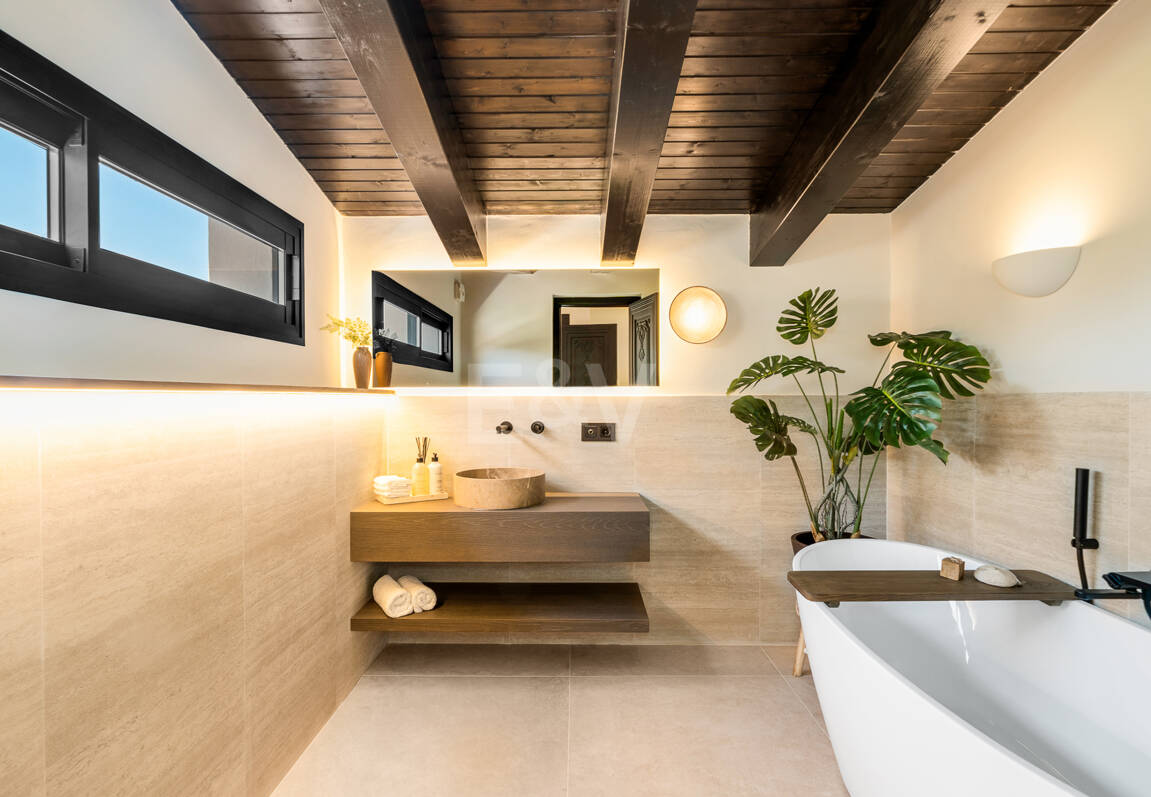 Fin lyx Villa med integritet, pool och smarta hemfunktioner