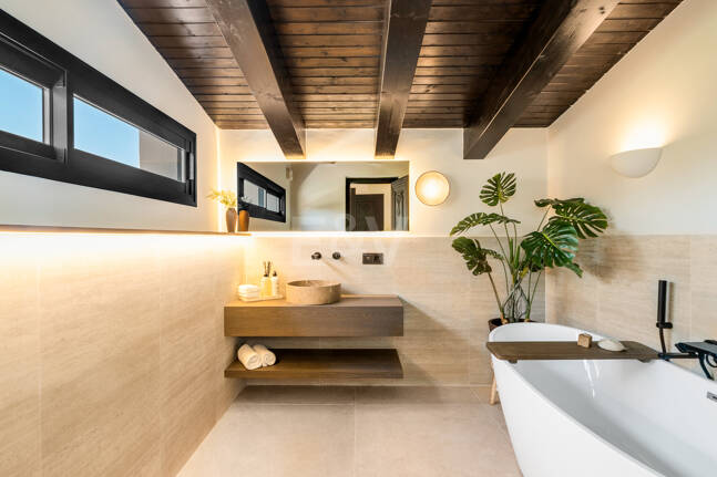 Fin lyx Villa med integritet, pool och smarta hemfunktioner