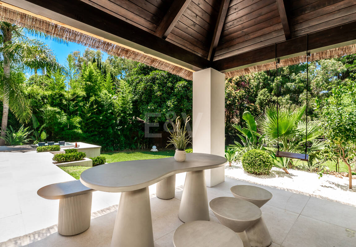 Fin lyx Villa med integritet, pool och smarta hemfunktioner