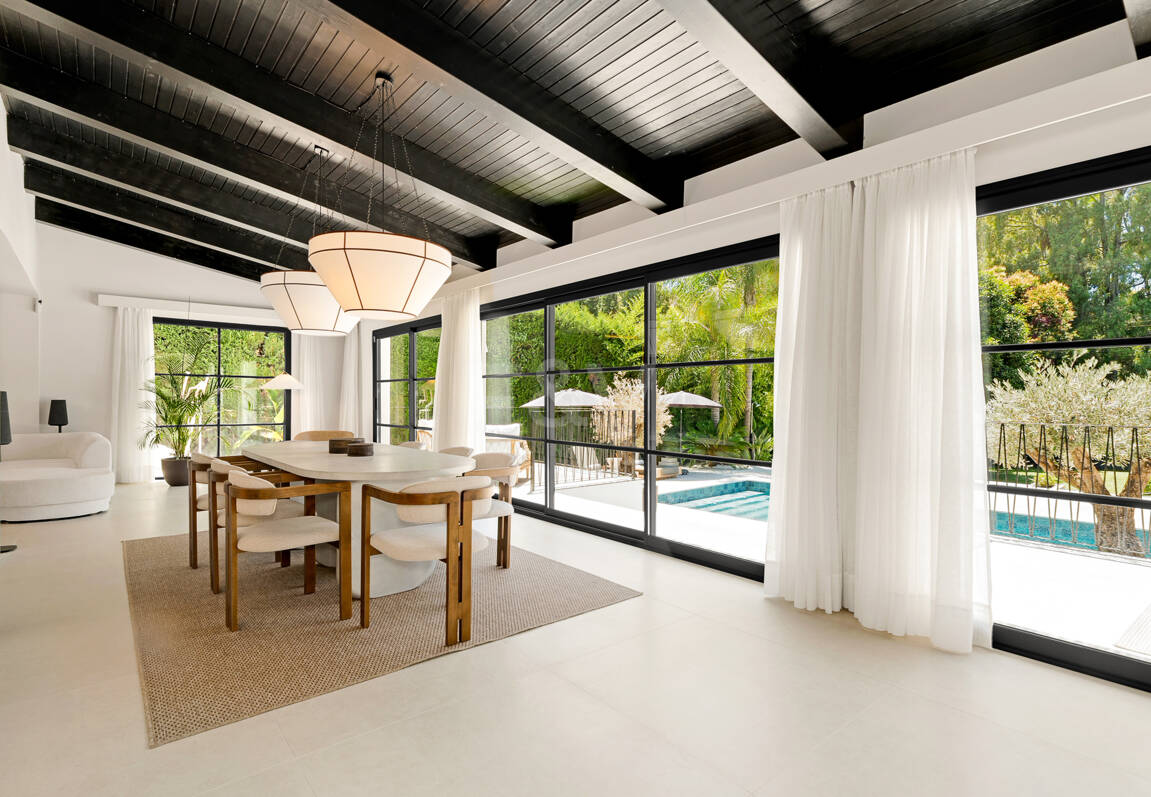 Fin lyx Villa med integritet, pool och smarta hemfunktioner