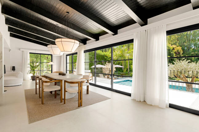 Fin lyx Villa med integritet, pool och smarta hemfunktioner