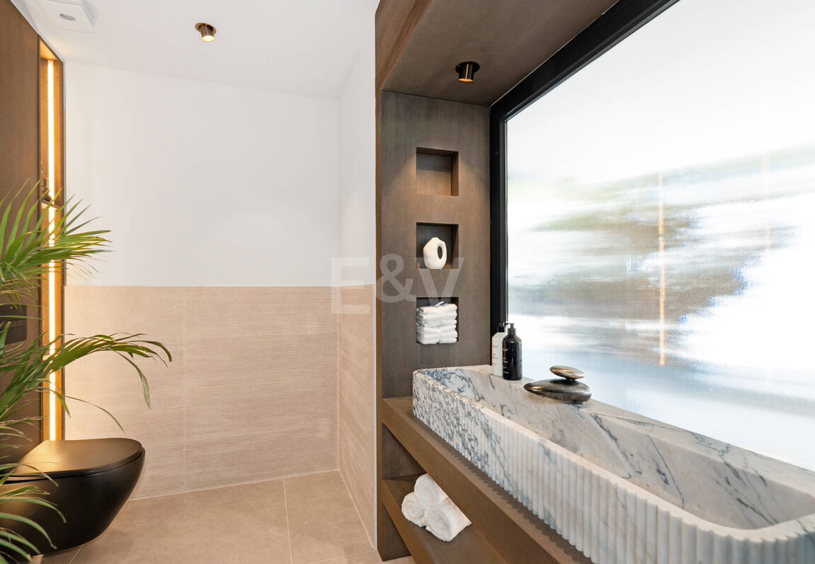 Fin lyx Villa med integritet, pool och smarta hemfunktioner