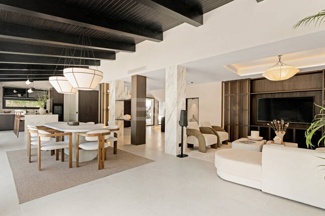 Fin lyx Villa med integritet, pool och smarta hemfunktioner