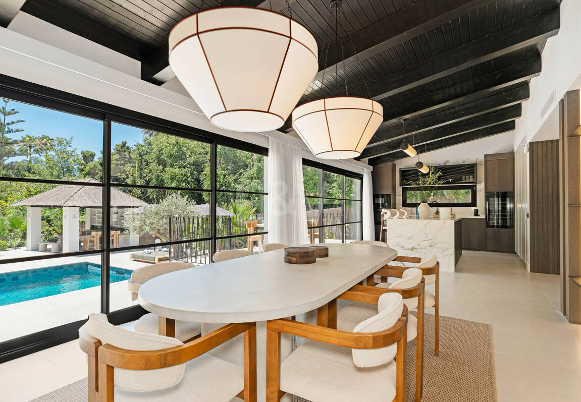 Fin lyx Villa med integritet, pool och smarta hemfunktioner