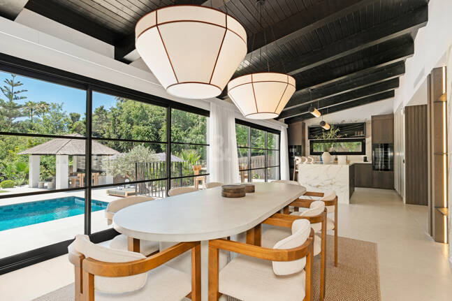 Fin lyx Villa med integritet, pool och smarta hemfunktioner