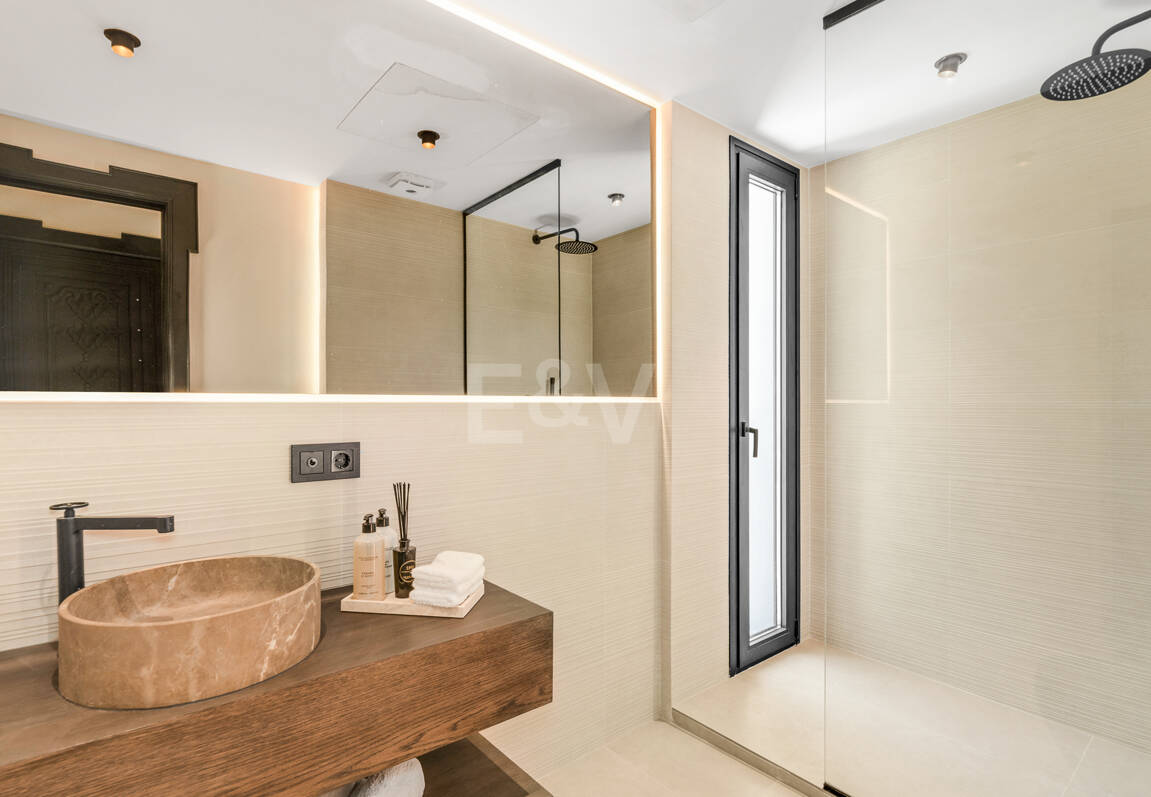 Fin lyx Villa med integritet, pool och smarta hemfunktioner