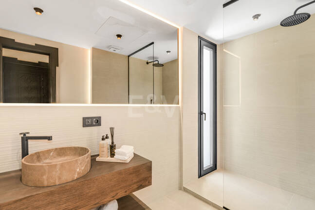 Fin lyx Villa med integritet, pool och smarta hemfunktioner