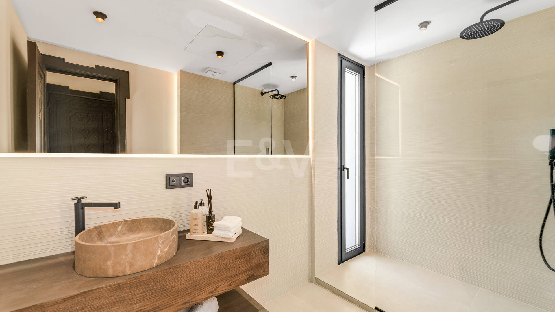 Luxusvilla mit Privatsphäre, Pool & Smart-Home-Ausstattung