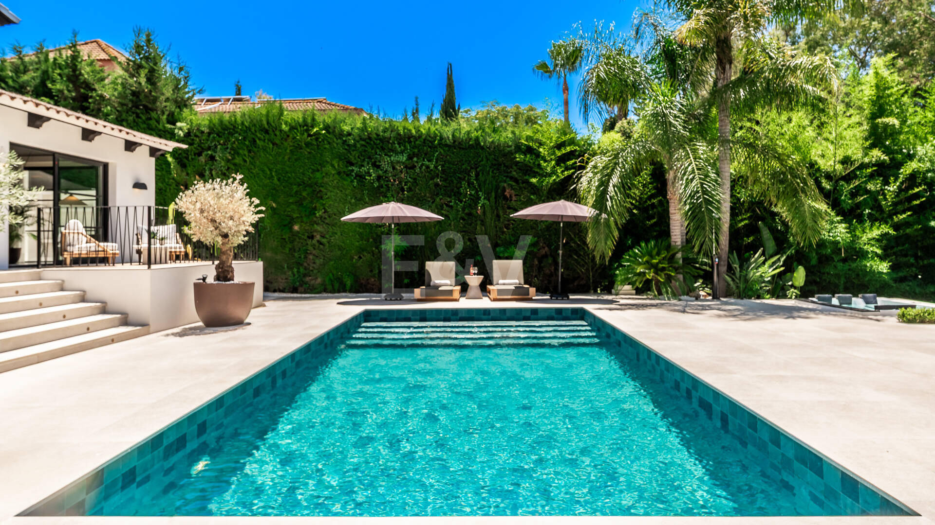 Luxusvilla mit Privatsphäre, Pool & Smart-Home-Ausstattung