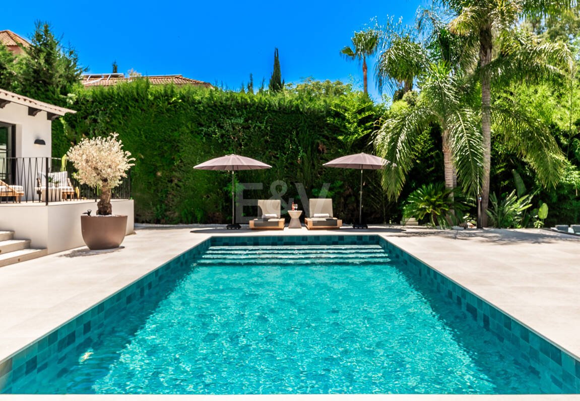 Fin lyx Villa med integritet, pool och smarta hemfunktioner