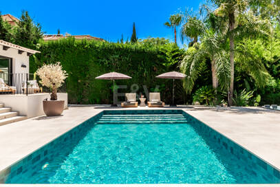 Fin lyx Villa med integritet, pool och smarta hemfunktioner