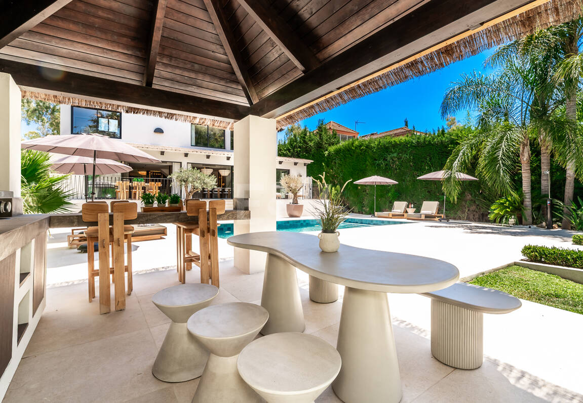 Fin lyx Villa med integritet, pool och smarta hemfunktioner