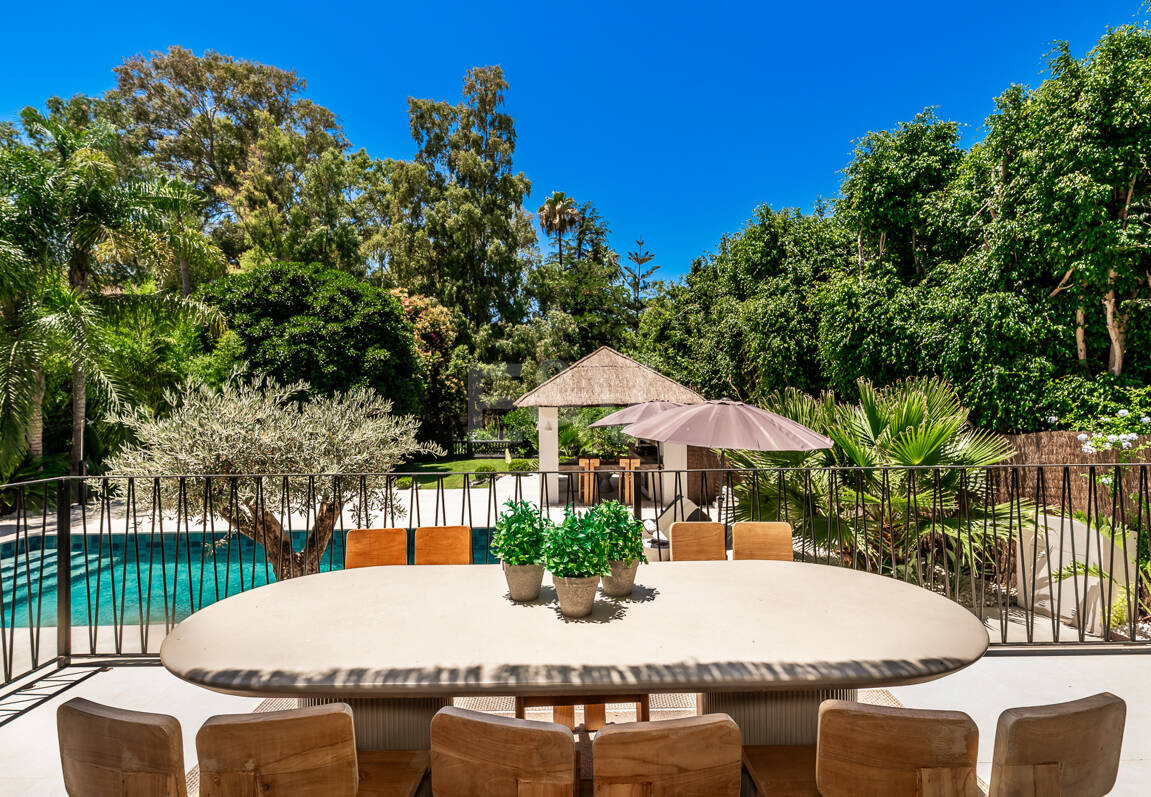 Fin lyx Villa med integritet, pool och smarta hemfunktioner