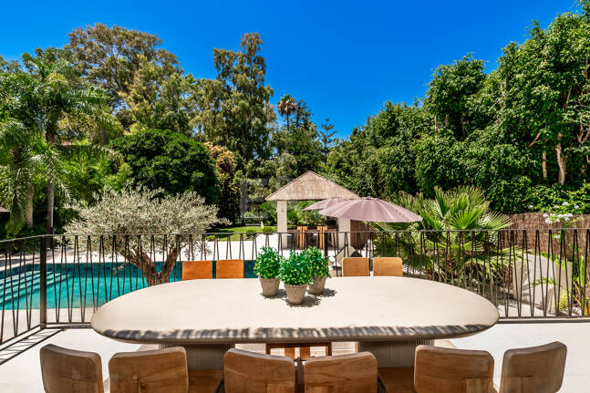 Fin lyx Villa med integritet, pool och smarta hemfunktioner