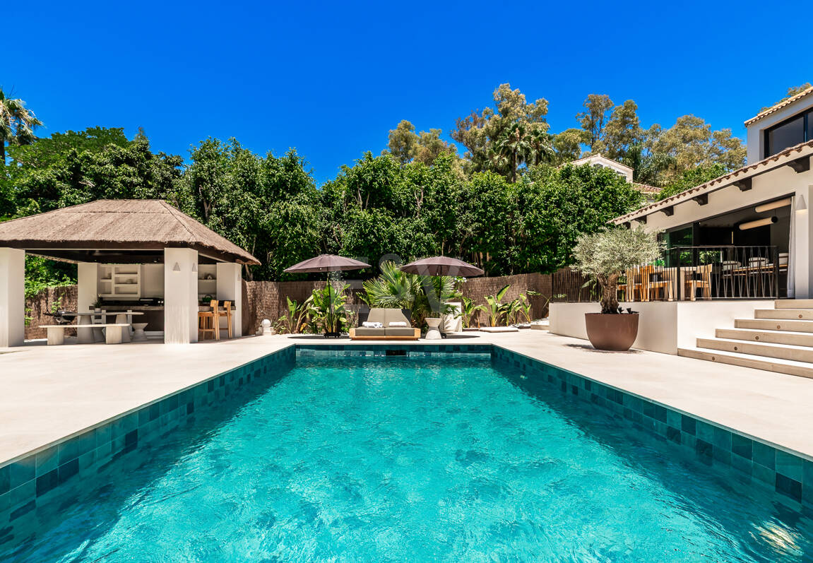 Fin lyx Villa med integritet, pool och smarta hemfunktioner