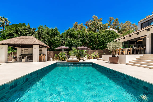 Fin lyx Villa med integritet, pool och smarta hemfunktioner