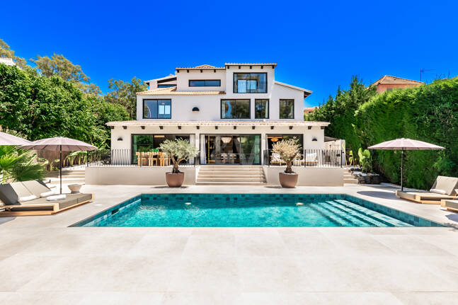 Fin lyx Villa med integritet, pool och smarta hemfunktioner