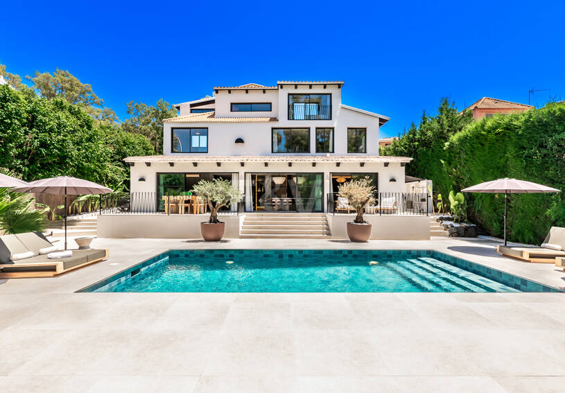 Fin lyx Villa med integritet, pool och smarta hemfunktioner