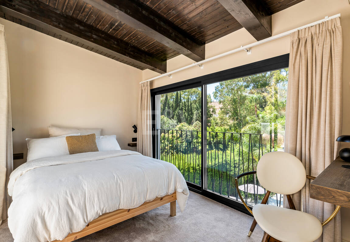 Fin lyx Villa med integritet, pool och smarta hemfunktioner